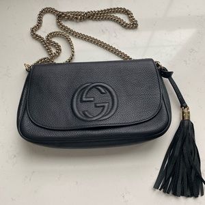 Gucci black leather medium soho chain flap bag.